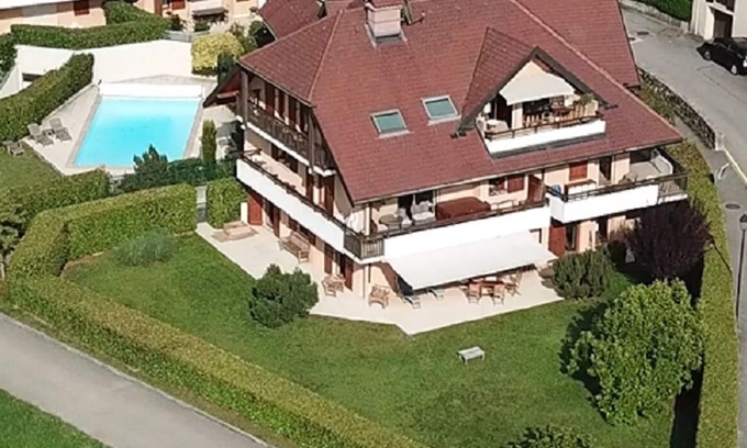 Menthon-Saint-Bernard Apartment | Apartment 10 P, private garden 400 m2, swimming pool, lake view, mountain castle,