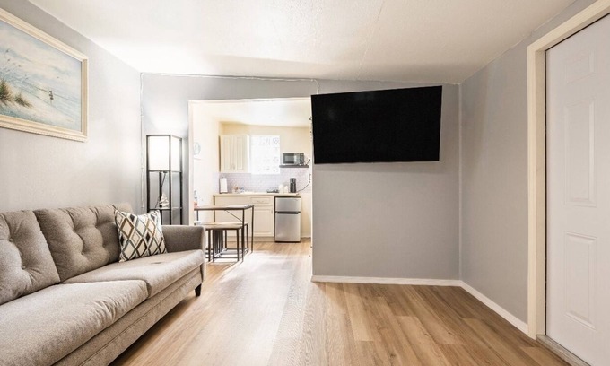 East Naples Apartment | Apartment 10 minutes from the Beach for a family of 4
