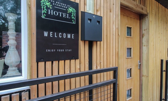 Great Witley Cottage | APARTMENT 2 THE BRIDGE AT STANFORD HOTEL, romantic in Great Witley