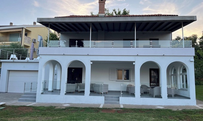 Cizici House | Apartment 3 - Exclusive apartment on the 2nd floor with pool