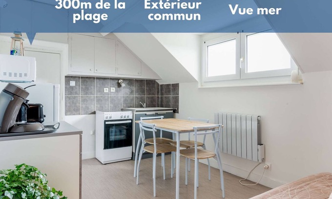 Asnelles Apartment | Apartment 300m from the beach - Shared outdoor area