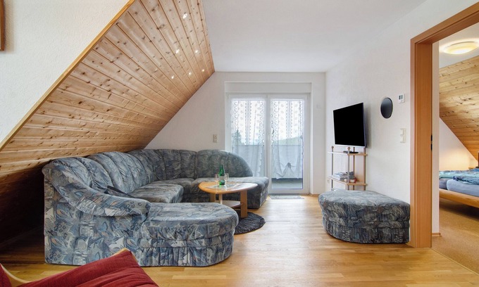 Meersburg Apartment | Apartment '4 Zimmer Ferienwohnung Strobel' with Shared Garden, Balcony and Wi-Fi