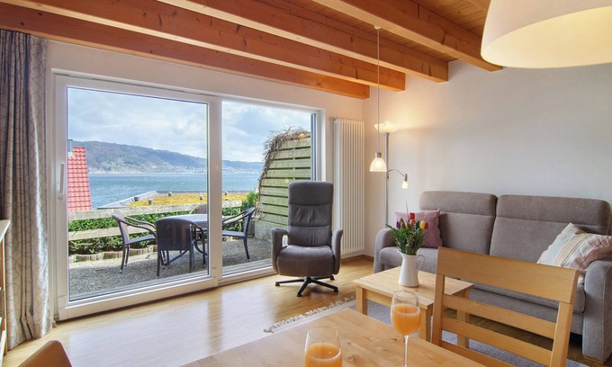 Bodman-Ludwigshafen House | Apartment '5' with Private Terrace, Shared Garden and Wi-Fi
