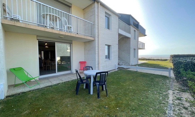 Jullouville Apartment | Apartment 50m from beach with terrace and garden