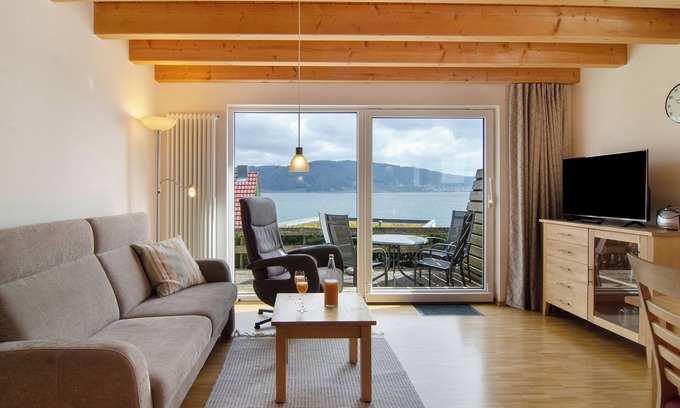 Bodman-Ludwigshafen House | Apartment '6' with Private Terrace, Shared Garden and Wi-Fi