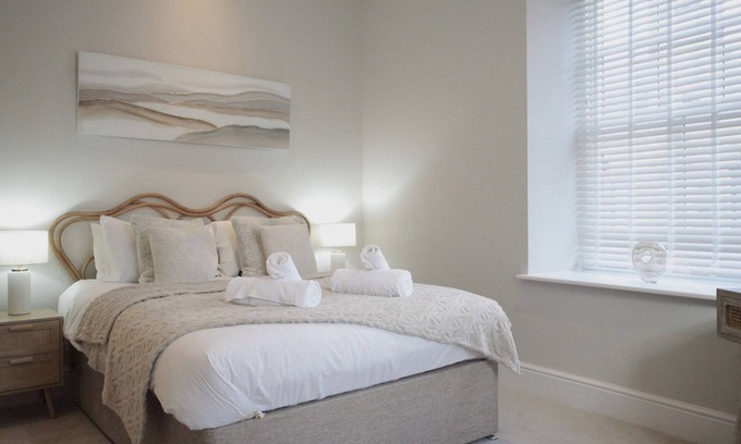 Bont Newydd Apartment | Apartment 6 Old Conservative Club in Historic Town | Pass the Keys