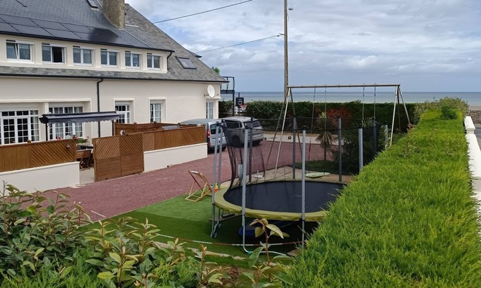 Saint-Marcouf Apartment | Apartment 75 m², 30 m from the sea, 6 pers, 3 bedrooms, 2 bathrooms, summer kitchen, ground floor
