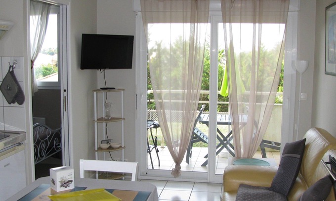 Jonzac Apartment | Apartment 800 m from the thermal baths 80 m Antilles JONZAC