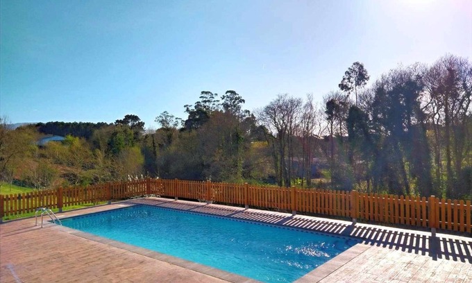 Serantes Apartment | Apartment 9: Modern design with garden view