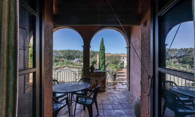 Castello d'Empuries Apartment | Apartment 'Apartaments Can Gibert - Aiguamolls' with Private Terrace, Wi-Fi and Air Conditioning