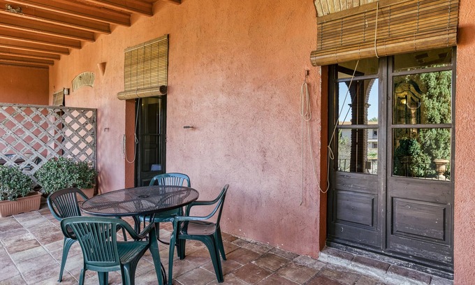 Castello d'Empuries Apartment | Apartment 'Apartaments Can Gibert - Rubina' with Private Terrace, Shared Garden and Wi-Fi