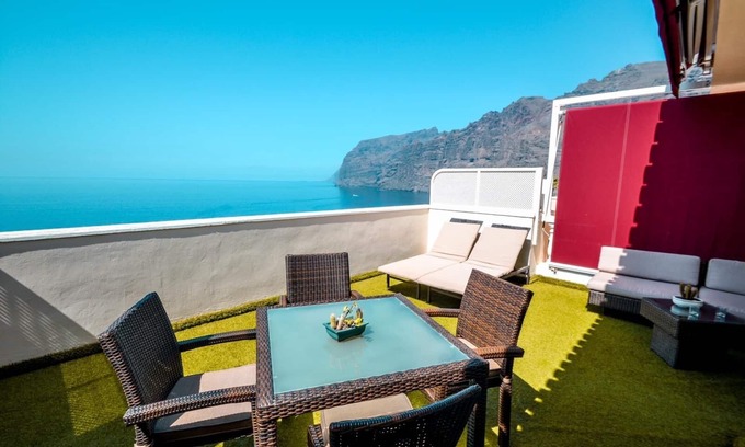 Los Gigantes Apartment | APARTMENT A few meters from a black sand beach.