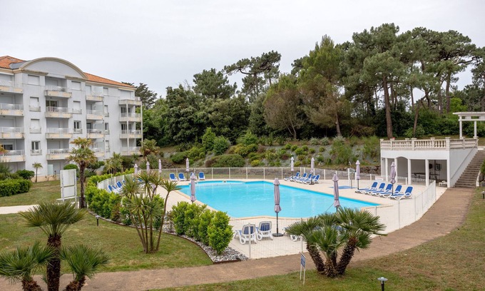 Les Sables d'Olonne Apartment | Apartment 'Appartement Résidence Avec Piscine' with Shared Pool, Balcony