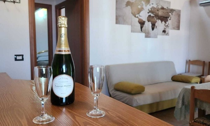 Cabras Apartment | Apartment a stone's throw from the sea