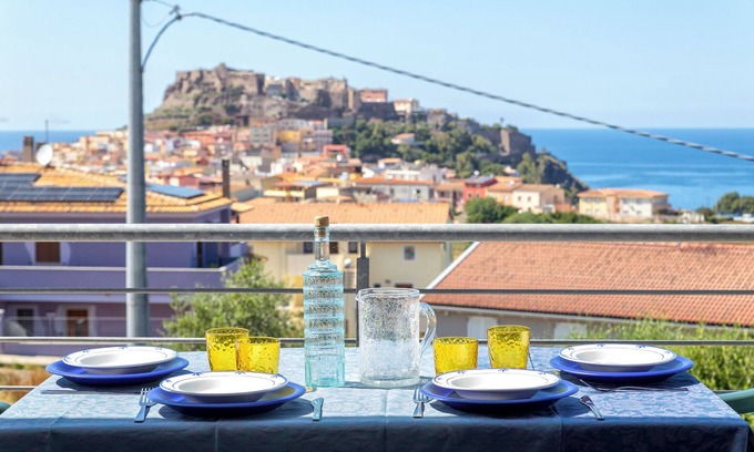 Castelsardo Apartment | Apartment 'Ad Occhi Aperti' with Sea View, Wi-Fi and Air Conditioning