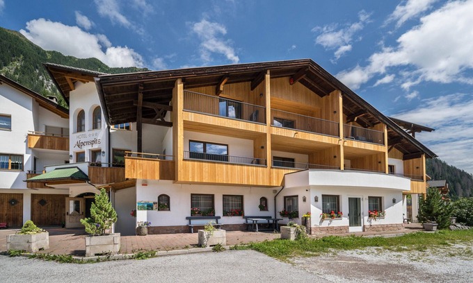 Racines Apartment | Apartment 'Alpenspitz Hocheck' with Mountain View, Shared Garden & Wi-Fi