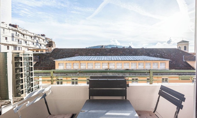 Annecy Old Town Apartment | Apartment 'Annecy - Le 10' with Balcony, Wi-Fi and Air Conditioning