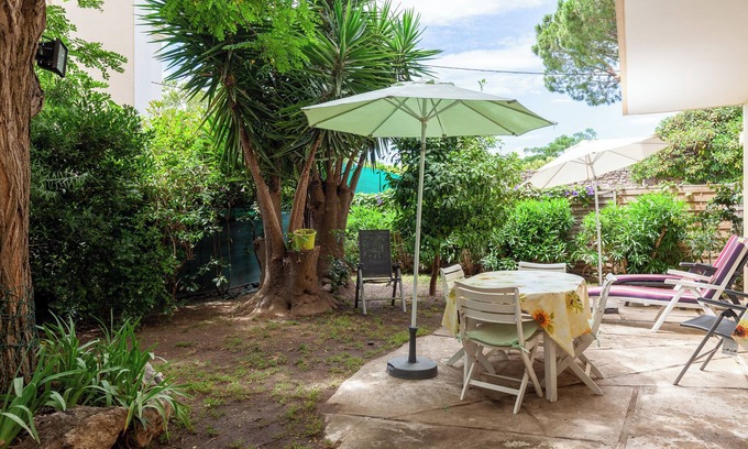 La Seyne-sur-Mer Apartment | Apartment 'Appartement Dans Cadre De Verdure' with Private Terrace, Private Garden and Wi-Fi