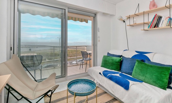 Pornichet Apartment | Apartment 'Appartement Front De Mer - Terrasse' with Sea View, Balcony and Wi-Fi