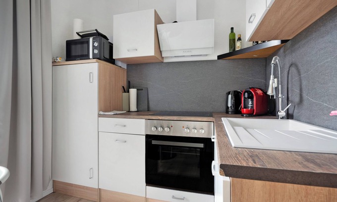 Plauen Apartment | Apartment 'Appartmenthaus - Wohnung A' with Private Garden, Balcony and Wi-Fi
