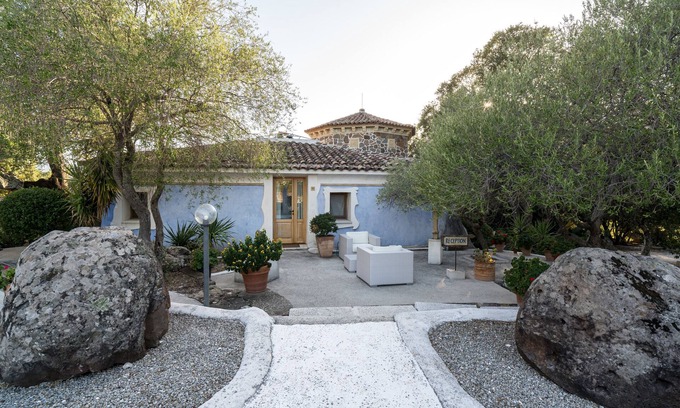 Dorgali Apartment | Apartment "Art House" with Mountain View, Private Terrace & Wi-Fi