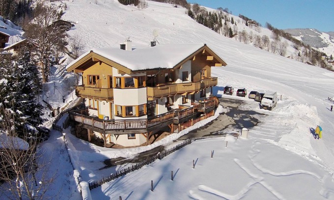 Hinterglemm Apartment | Apartment by the ski slope with sunny terrace