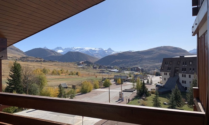 Huez Apartment | Apartment at the foot of the slopes with views of the peaks