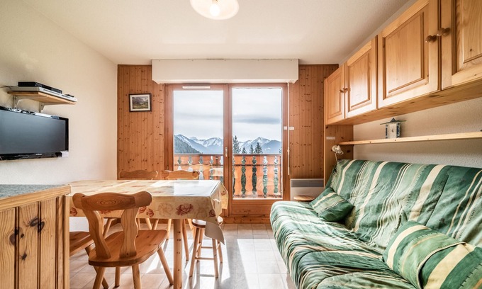 Station de Drouzin le Mont Apartment | Apartment "Au Col du Corbier" with Mountain View & Balcony