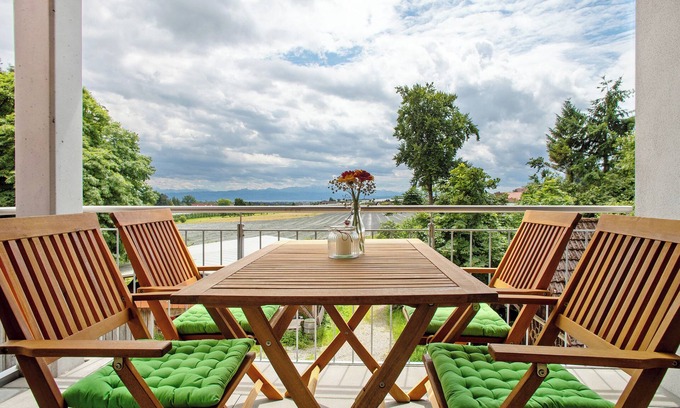 Waggershausen Apartment | Apartment "Bergtraum Hof Schütterle" with Lake View, Shared Garden & Wi-Fi
