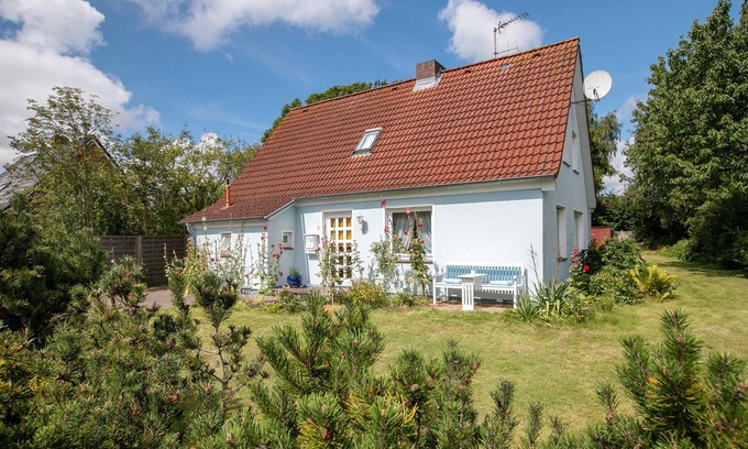 Wesselburen Apartment | Apartment 'Blue Cloud' with Shared Garden and Wi-Fi