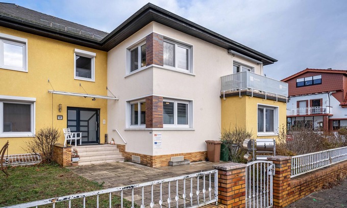 Neulussheim Apartment | Apartment 'Boettcher's Ferienwohnung' with Wi-Fi