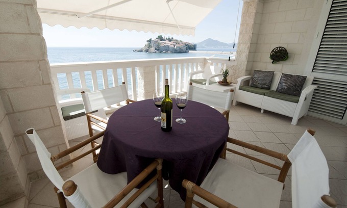 Sveti Stefan Apartment | Apartment by the sea