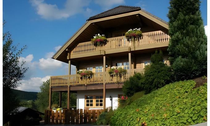 Fleckenberg Apartment | Apartment 'Carina' with Shared Terrace, Shared Garden and Wi-Fi