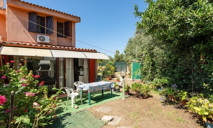 S'oru e Mari Apartment | Apartment 'Casa Mediterraneo' with Shared Garden, Wi-Fi and Air Conditioning