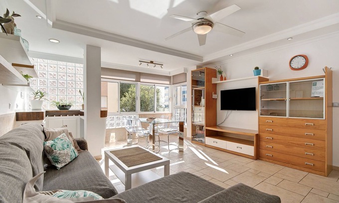 Cadiz Apartment | Apartment 'Casa Gades' with Sea View, Wi-Fi and Air Conditioning