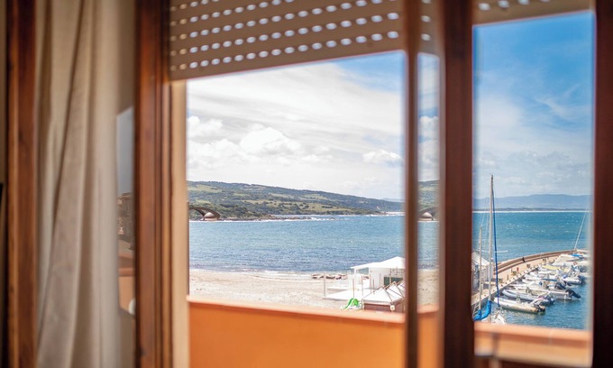 Trinita d'Agultu e Vignola Apartment | Apartment "Casa Spiaggia Molo 4" on Isola Rossa with Sea view & Balcony