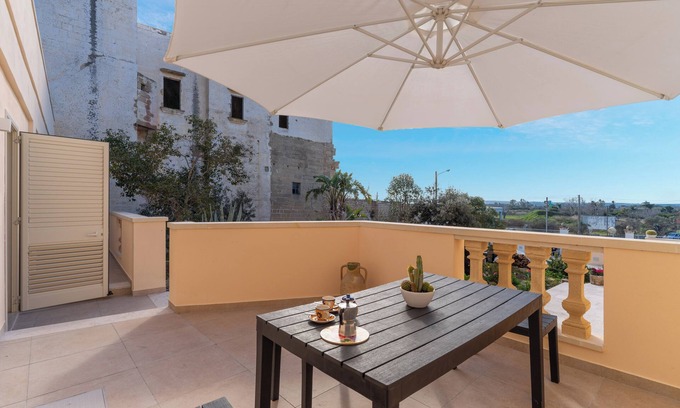 Alezio Apartment | Apartment 'Casa Vacanza Sotto La Lizza' with Private Terrace and Air Conditioning