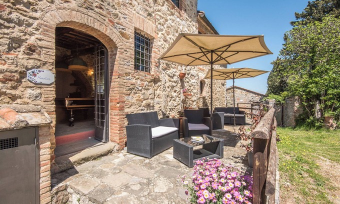 Rosennano Apartment | Apartment 'Casale Rosennano - Loggia' with Shared Garden & Wi-Fi
