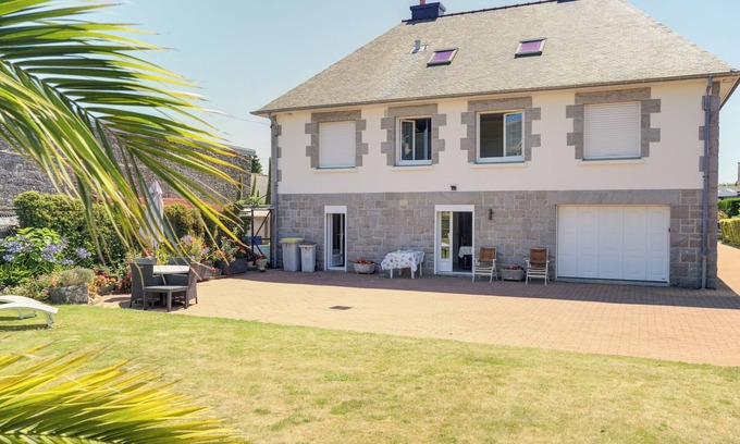 Cancale Apartment | Apartment 'Charmant De Plein Pied' with Private Garden and Wi-Fi