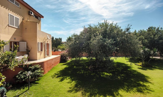 Villa San Pietro House | Apartment "Cindy" with Mountain View, Wi-Fi, A/C, Balcony, Terrace & Garden