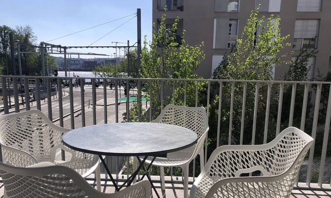 Bassins a Flot Apartment | APARTMENT CITE DU VIN BACALAN CHARTRONS secure private parking 10&euro; /day