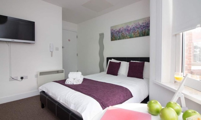 Eastleigh Apartment | Apartment close to Airport & transport links (3FF)