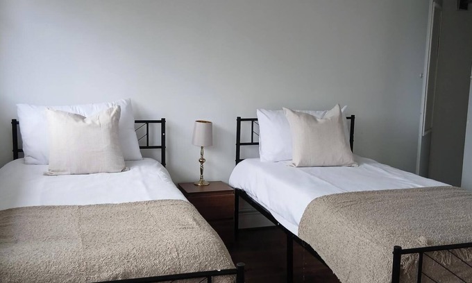 Glyndon Apartment | Apartment close to train station