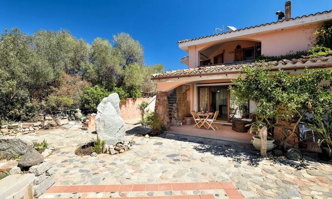 Torre di Bari Apartment | Apartment Colori della Sardegna in Villa Belvedere close to the Beach