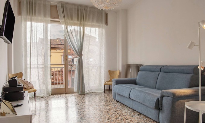 Asti Apartment | Apartment 'De Rolandis' with Balcony and Wi-Fi