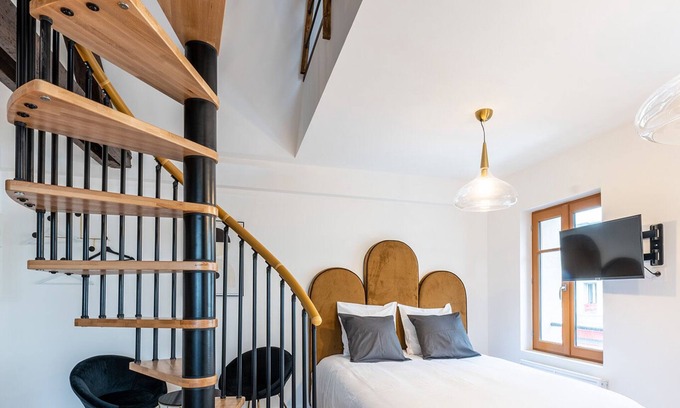 Saint-Quentin Apartment | Apartment-Deluxe-Ensuite with Shower-Street View
