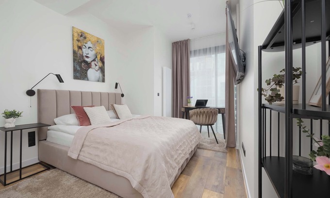 Centrum Apartment | Apartment Deluxe Towarowa Towers Warsaw with Parking & AC by Renters Prestige