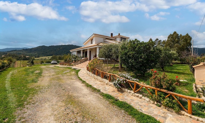 Castiadas Apartment | Apartment "Domus Blanca Max" with Wi-Fi & Garden