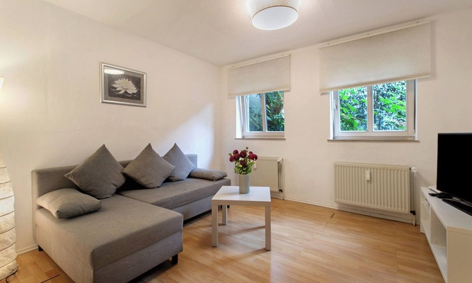 Flensburg Apartment | Apartment 'Einfache Gästewohnung 'nordlicht' with Shared Garden and Wi-Fi