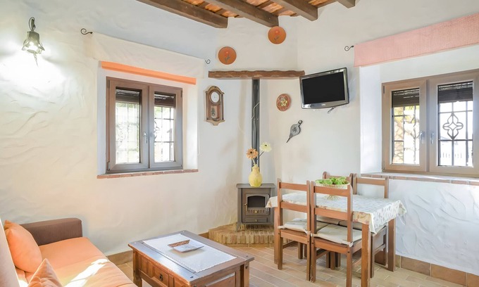 Barbate Apartment | Apartment 'El Almendro' with Shared Pool, Wi-Fi and Air Conditioning